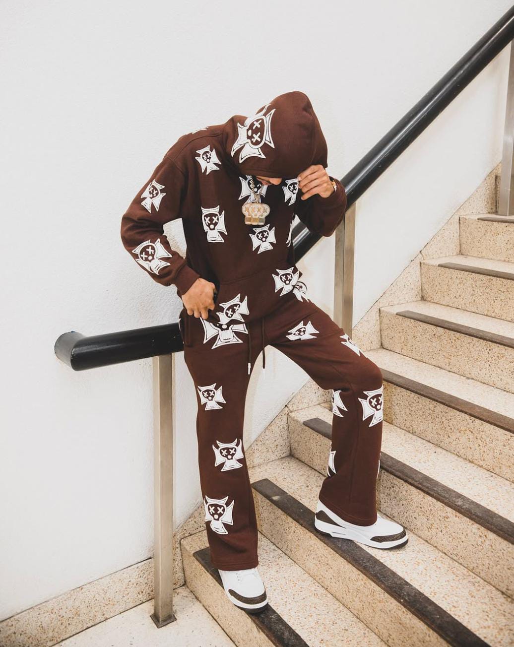 Unisex Oversized Sweatsuit featuring a relaxed fit, soft fabric, and modern streetwear style for everyday comfort.