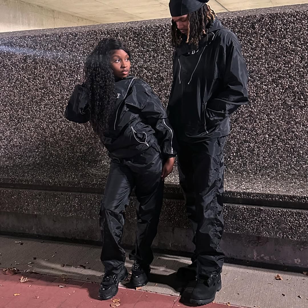 Windbreaker tracksuit with lightweight jacket and matching pants for sporty casual wear